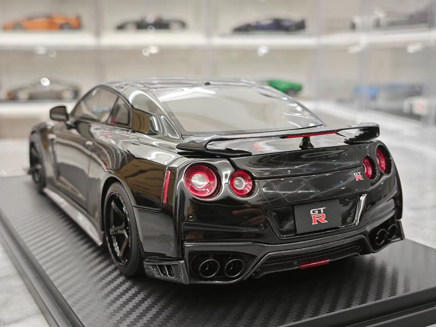 One model 1/18 Nissan GT-R R35