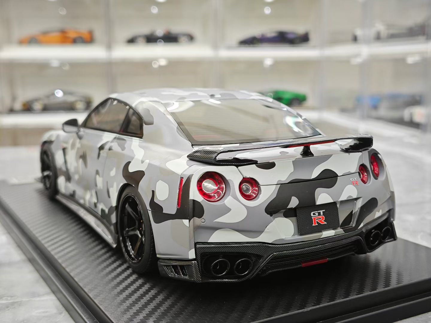 One model 1/18 Nissan GT-R R35