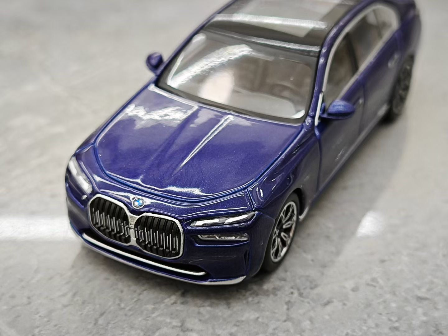 MINI GT 1/64 BMW i7 xDrive60 Diecast Car Model