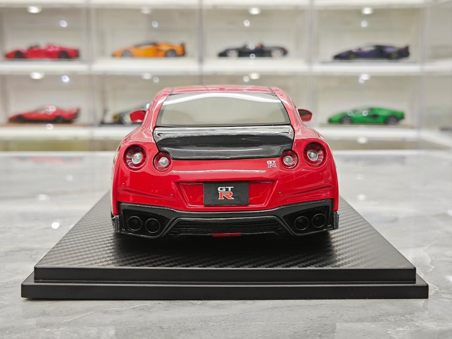 One model 1/18 Nissan GT-R R35