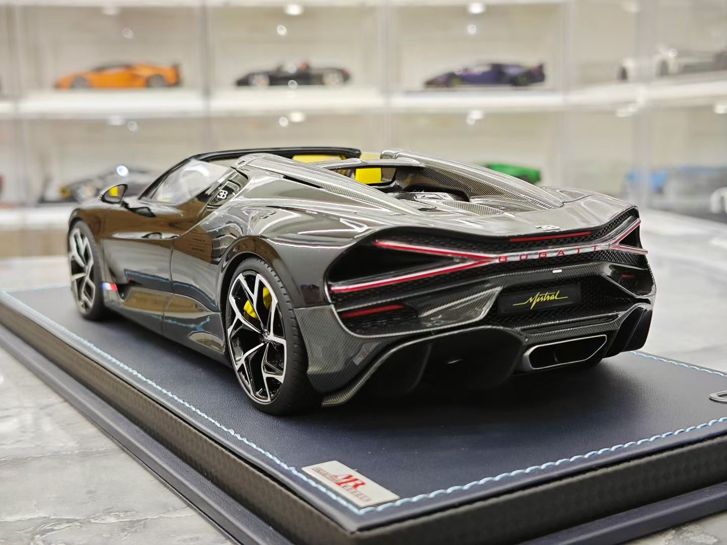 MR 1/18 Bugatti W16 Mistral Convertible