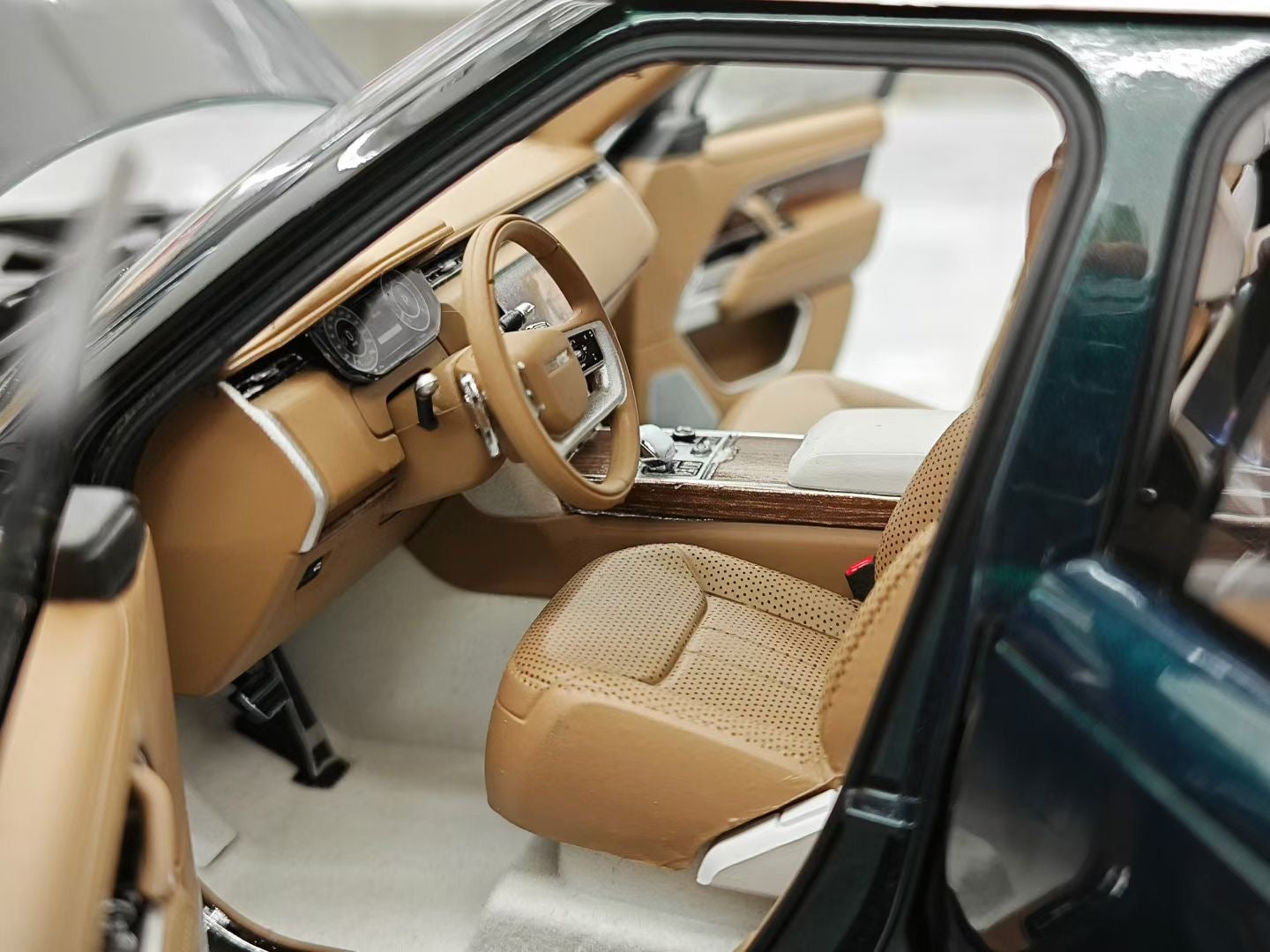 LCD 1/18 Land Rover Range Rover Grand Creation Long Wheelbase Edition