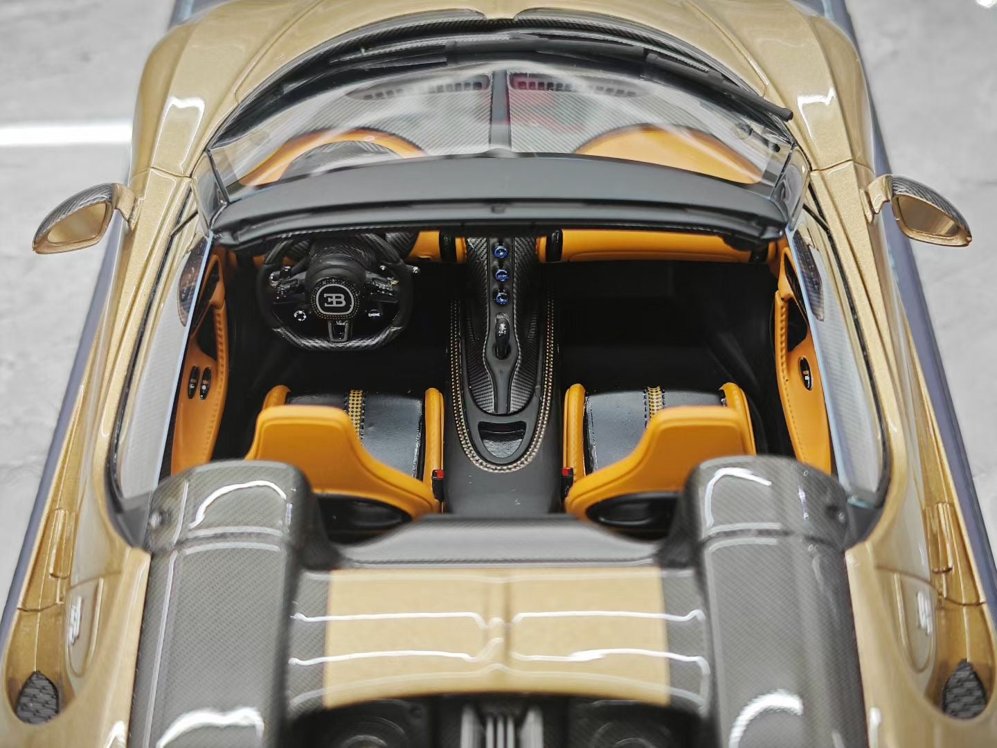 MR 1/18 Bugatti W16 Mistral Convertible