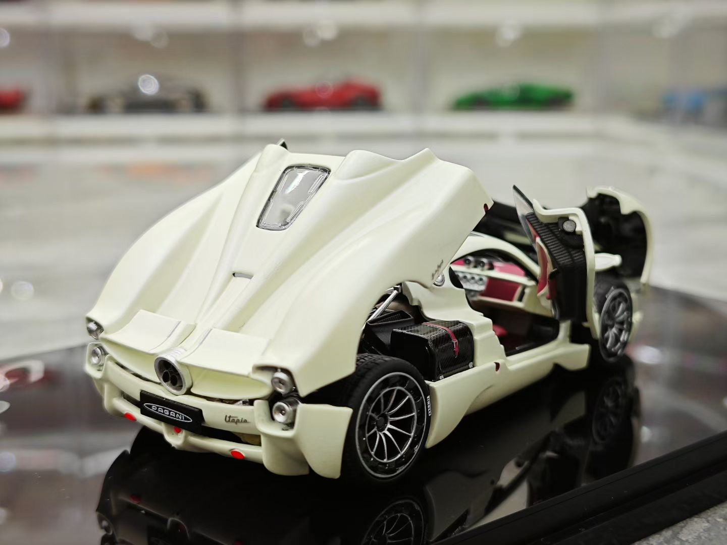 LCD 1/43 Pagani Utopia