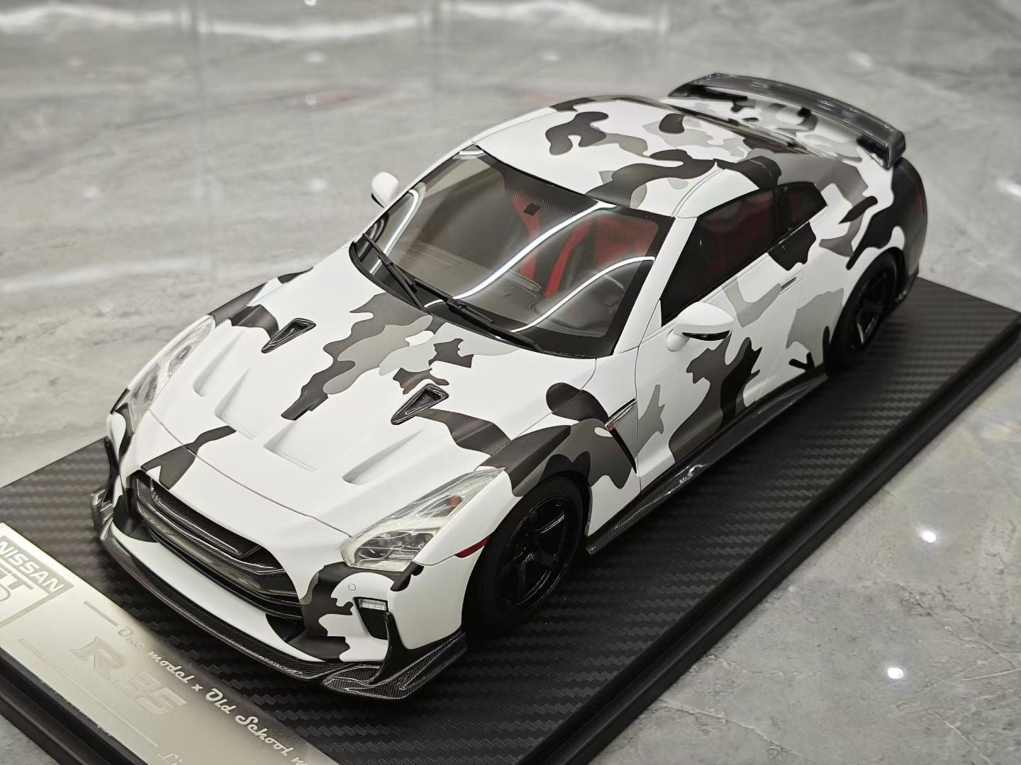 One model 1/18 Nissan GT-R R35