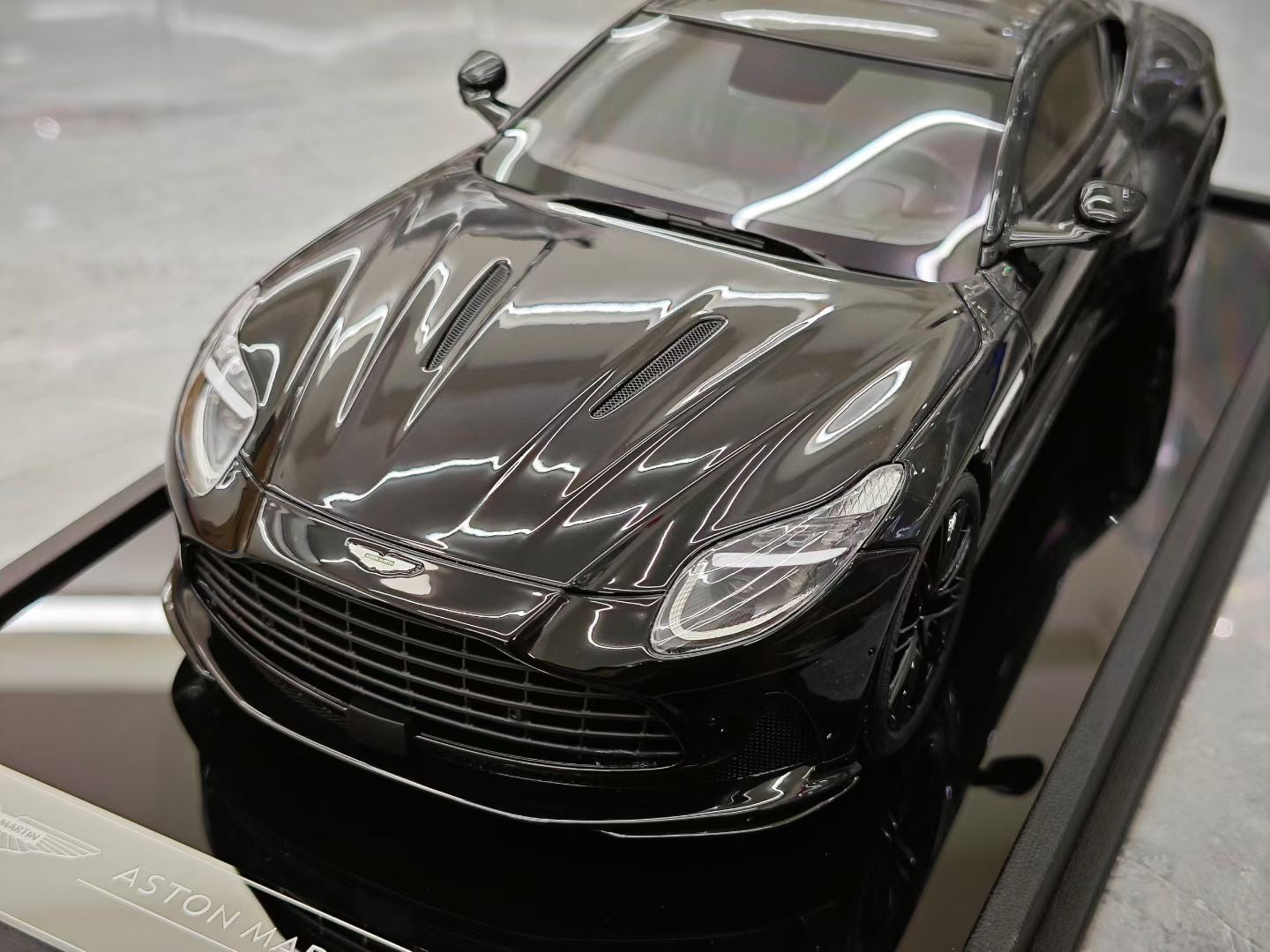 MH 1/18 Aston Martin DB12 COUPE