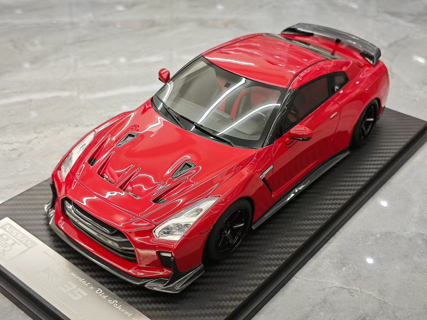 One model 1/18 Nissan GT-R R35