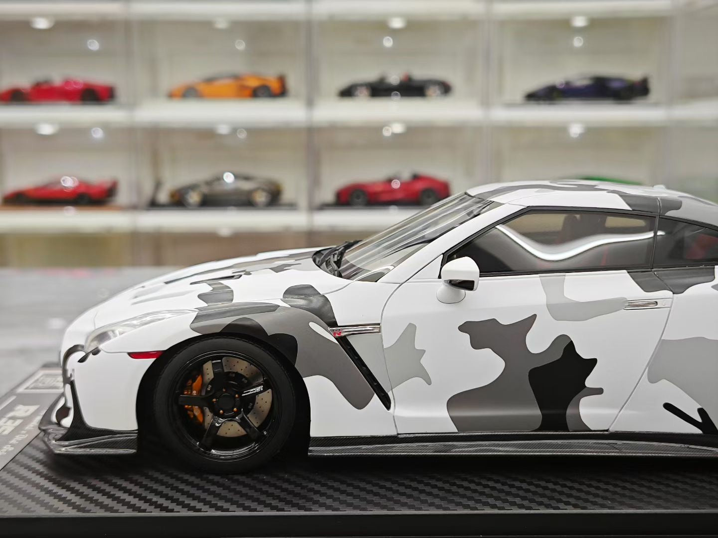 One model 1/18 Nissan GT-R R35