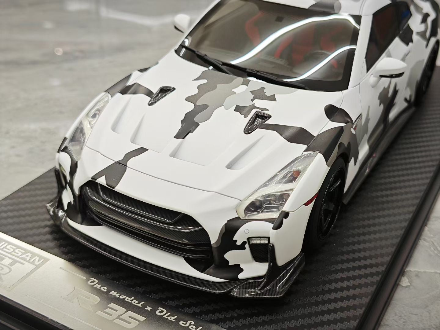 One model 1/18 Nissan GT-R R35