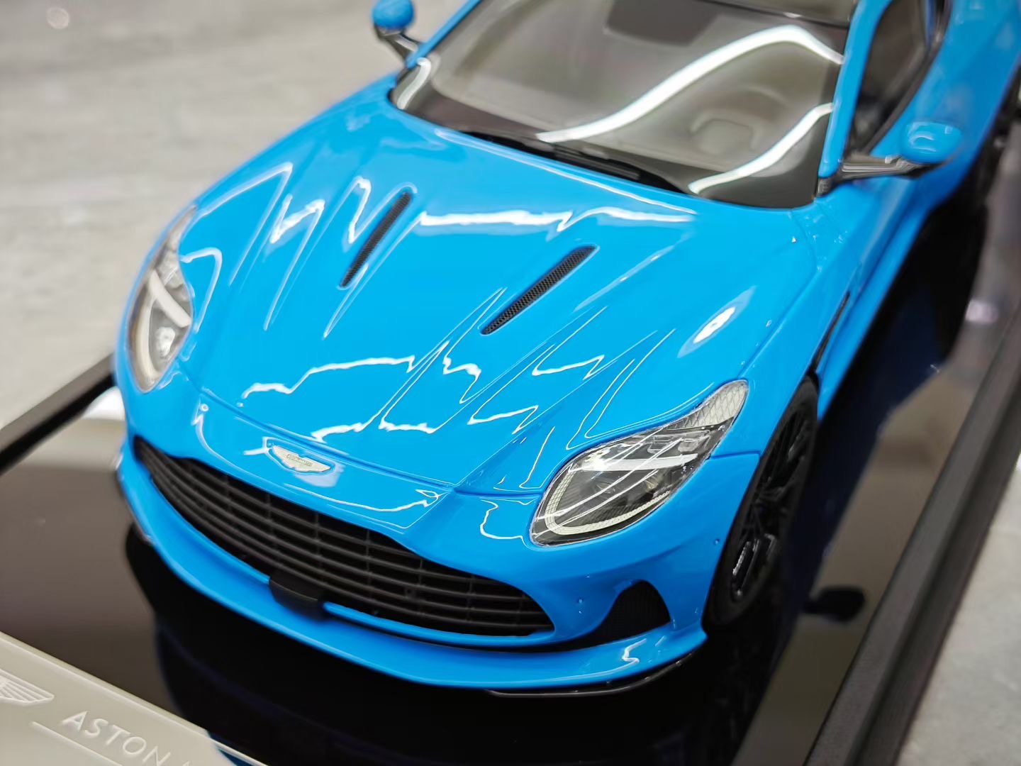 MH 1/18 Aston Martin DB12 COUPE