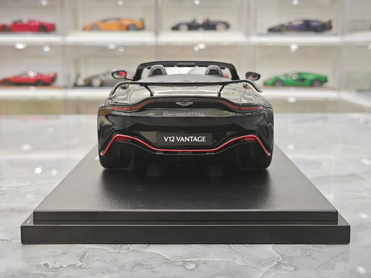 GT Spirit 1/18 Aston Martin V12