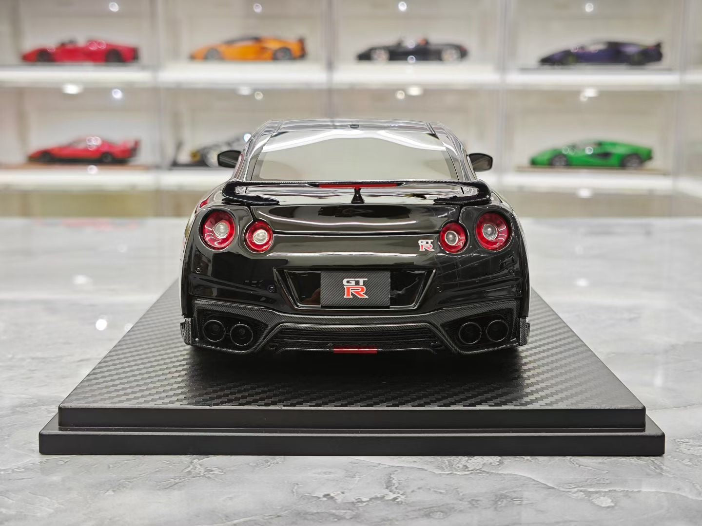 One model 1/18 Nissan GT-R R35