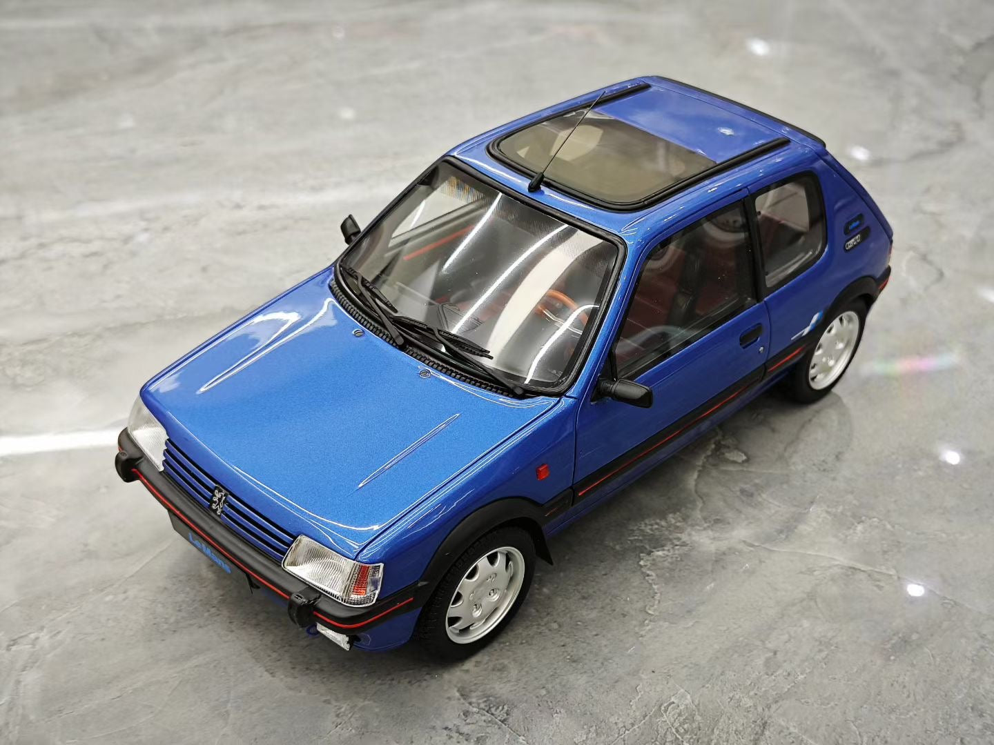 OTTO 1/18 Peugeot 205 1.9 GTI