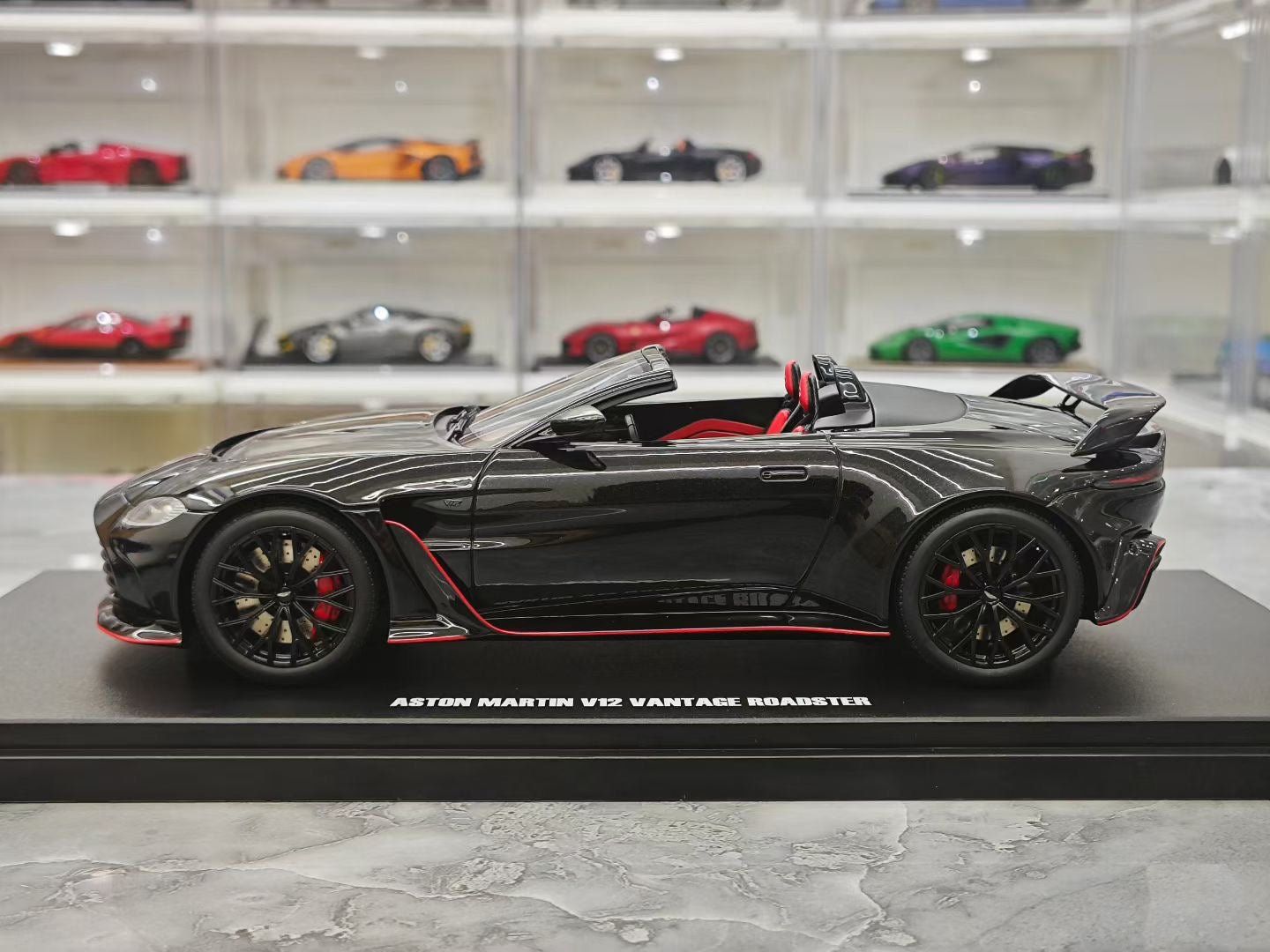 GT Spirit 1/18 Aston Martin V12