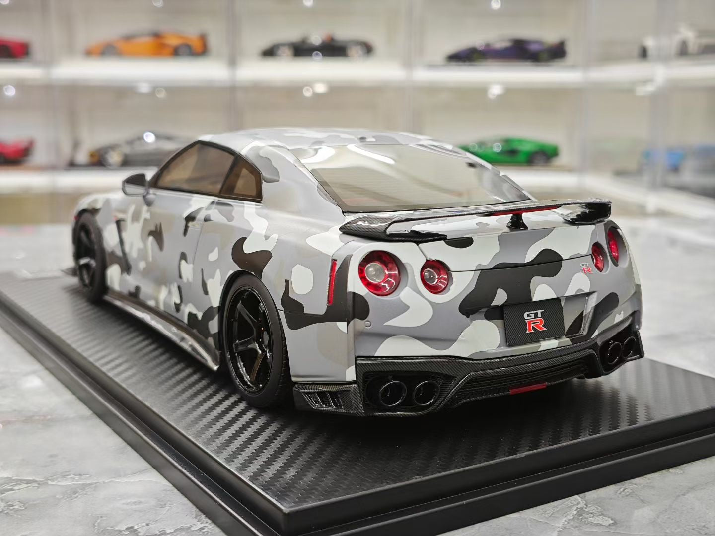 One model 1/18 Nissan GT-R R35