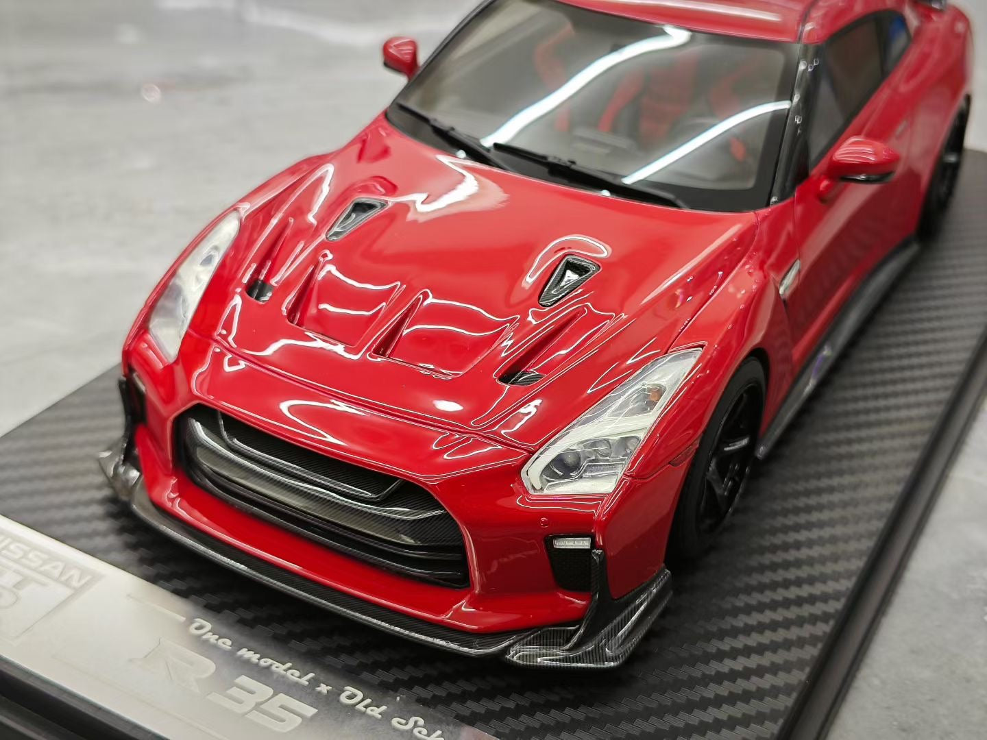 One model 1/18 Nissan GT-R R35