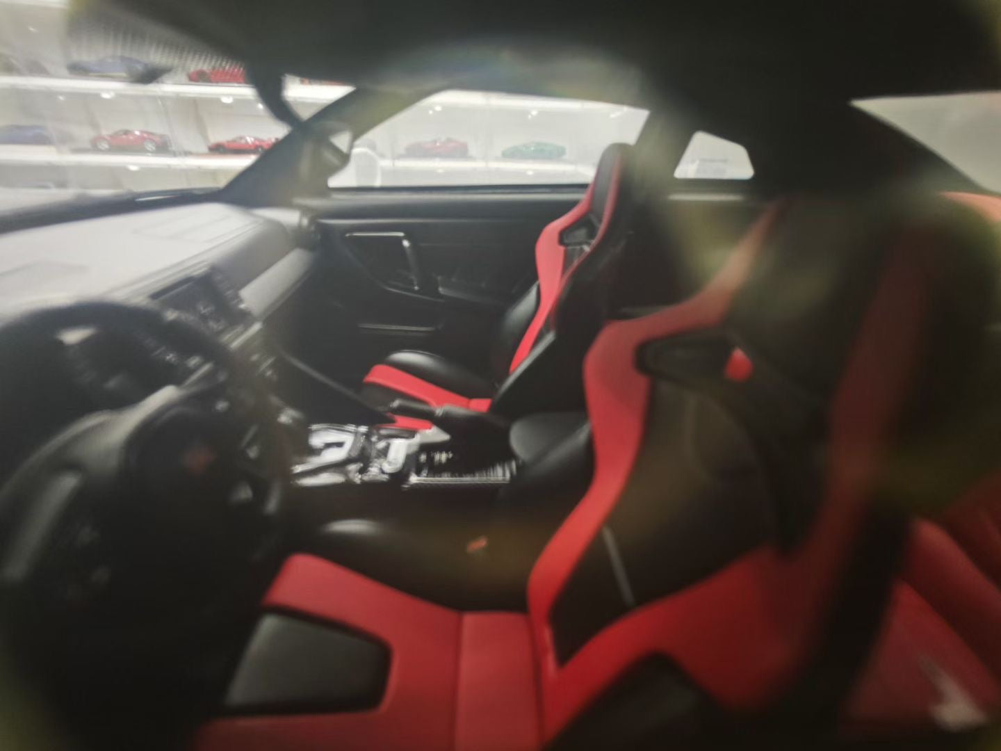 One model 1/18 Nissan GT-R R35