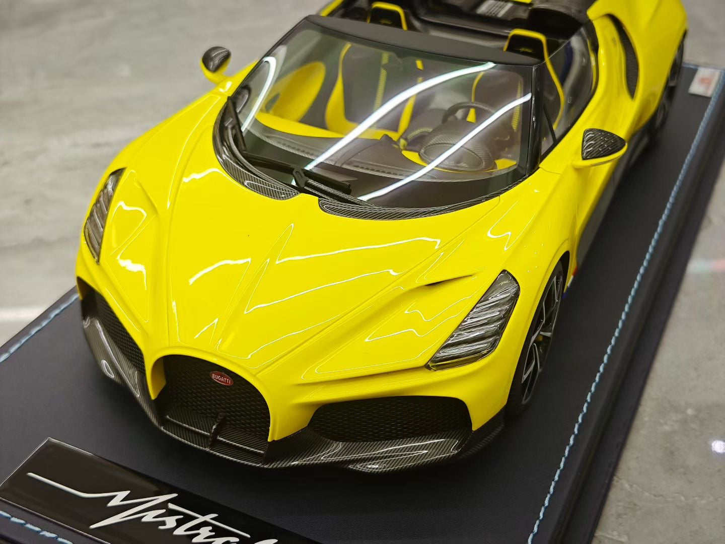 MR 1/18 Bugatti W16 Mistral Convertible