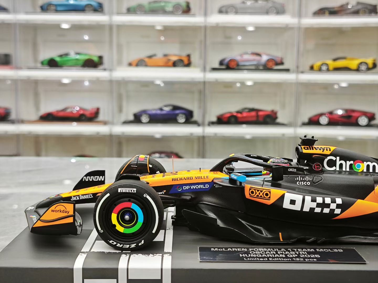 Minichamps 2025 Hungarian GP MCL39 Piastri F1 1:18