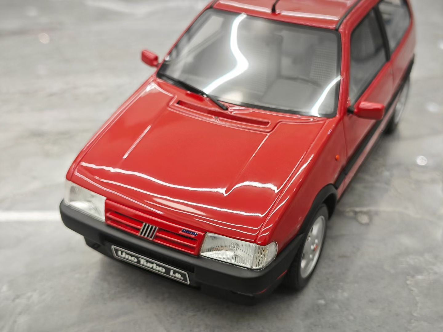 OTTO 1/18 Sofia FIAT UNO TURBO i.e