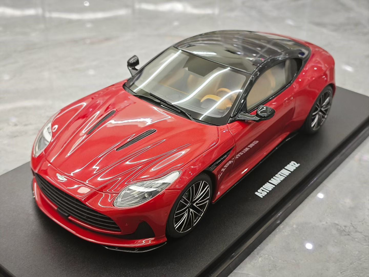 GT Spirit 1/18 Aston Martin DB12