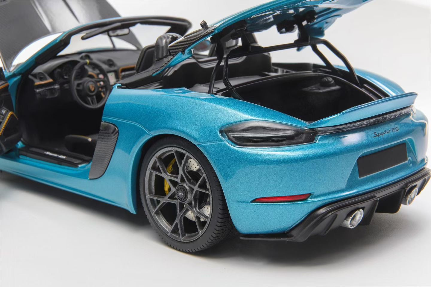 The Minichamps 1/18 Porsche 718 Sypder RS in Ipanema Blue is now available! Featuring numerous improvements over the standard model, the custom model comes in a gift box and is limited to just 300 units.