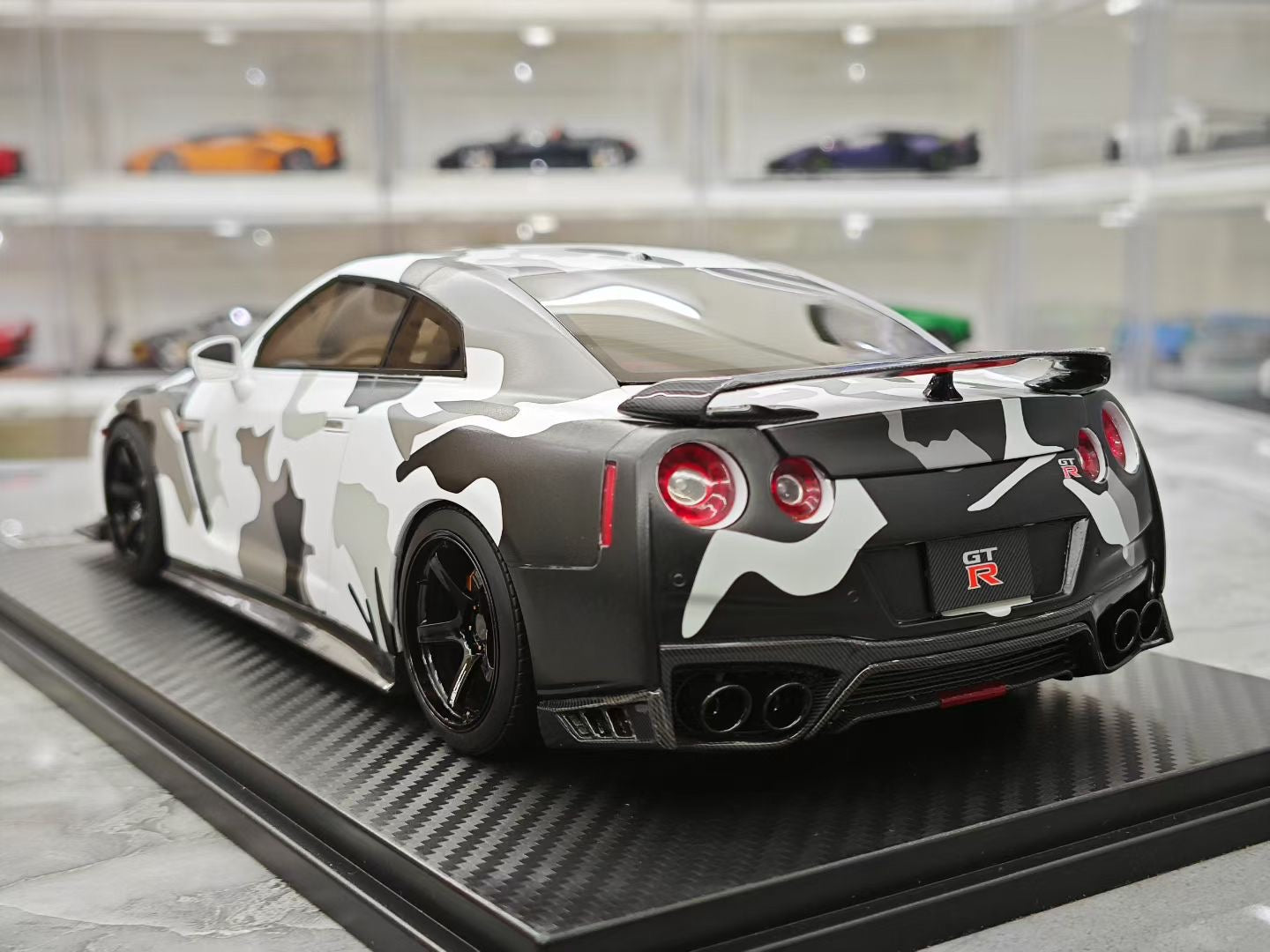 One model 1/18 Nissan GT-R R35