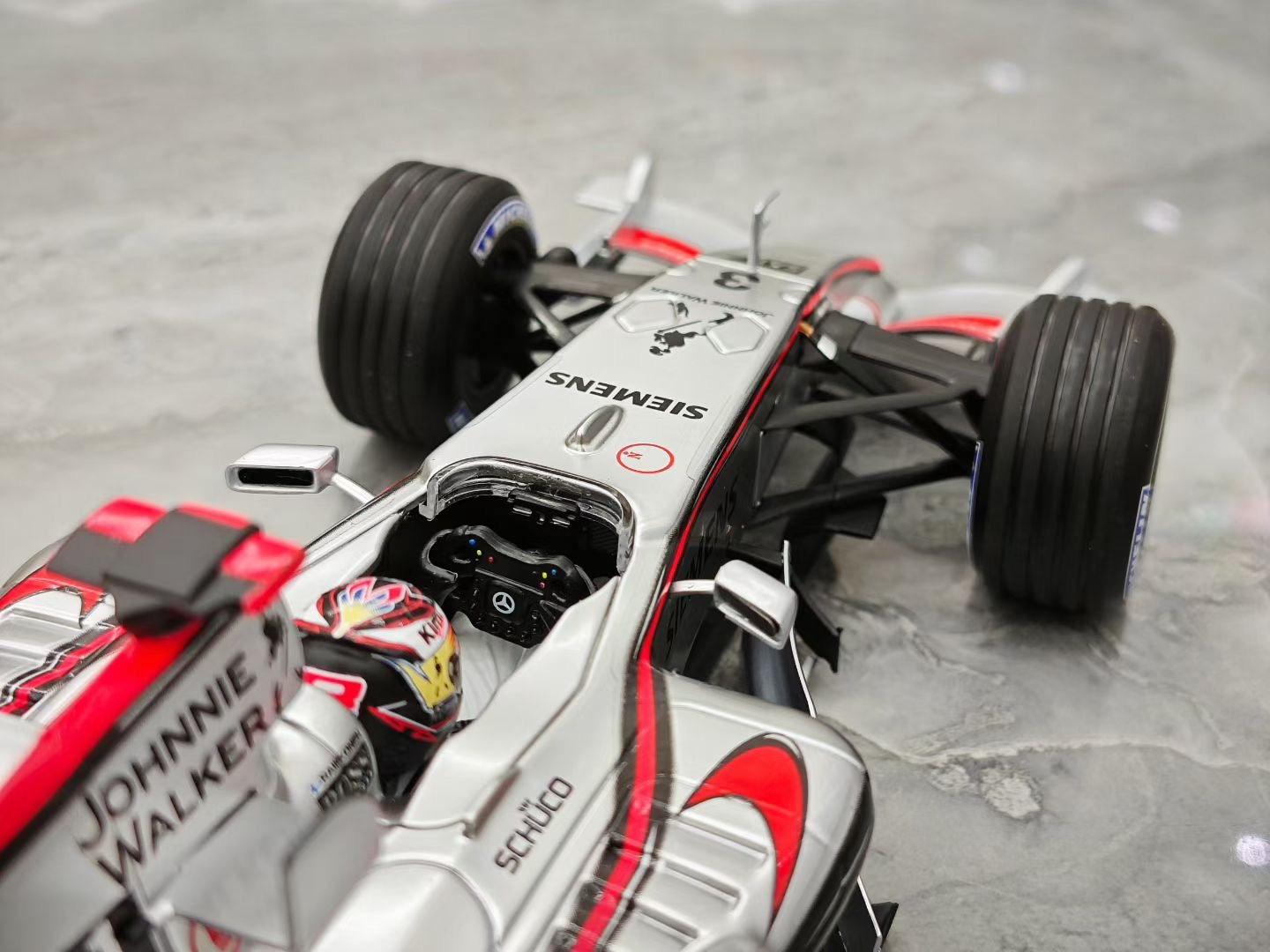 Minichamps 1/18 2006 McLaren MP4/21 Raikkonen F1 Diecast Model