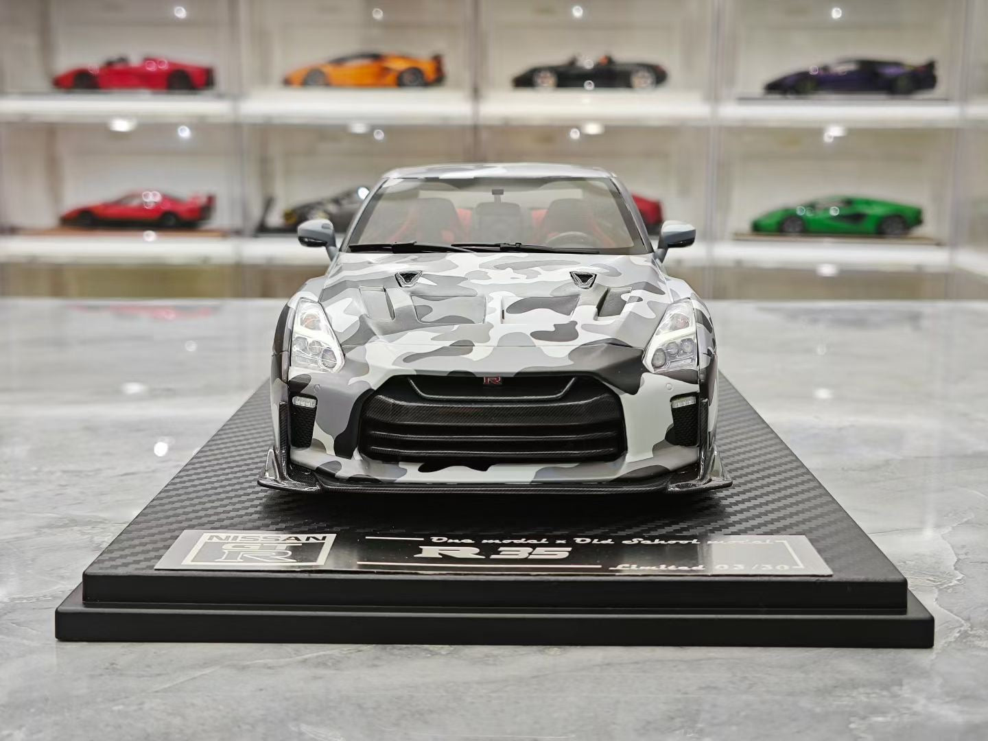 One model 1/18 Nissan GT-R R35