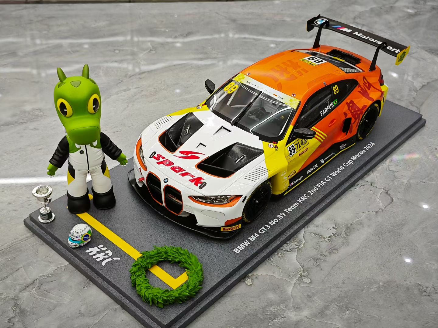 SPARK 1/18  2024 Macau GT Race BMW M4 GT3 Favrex Model