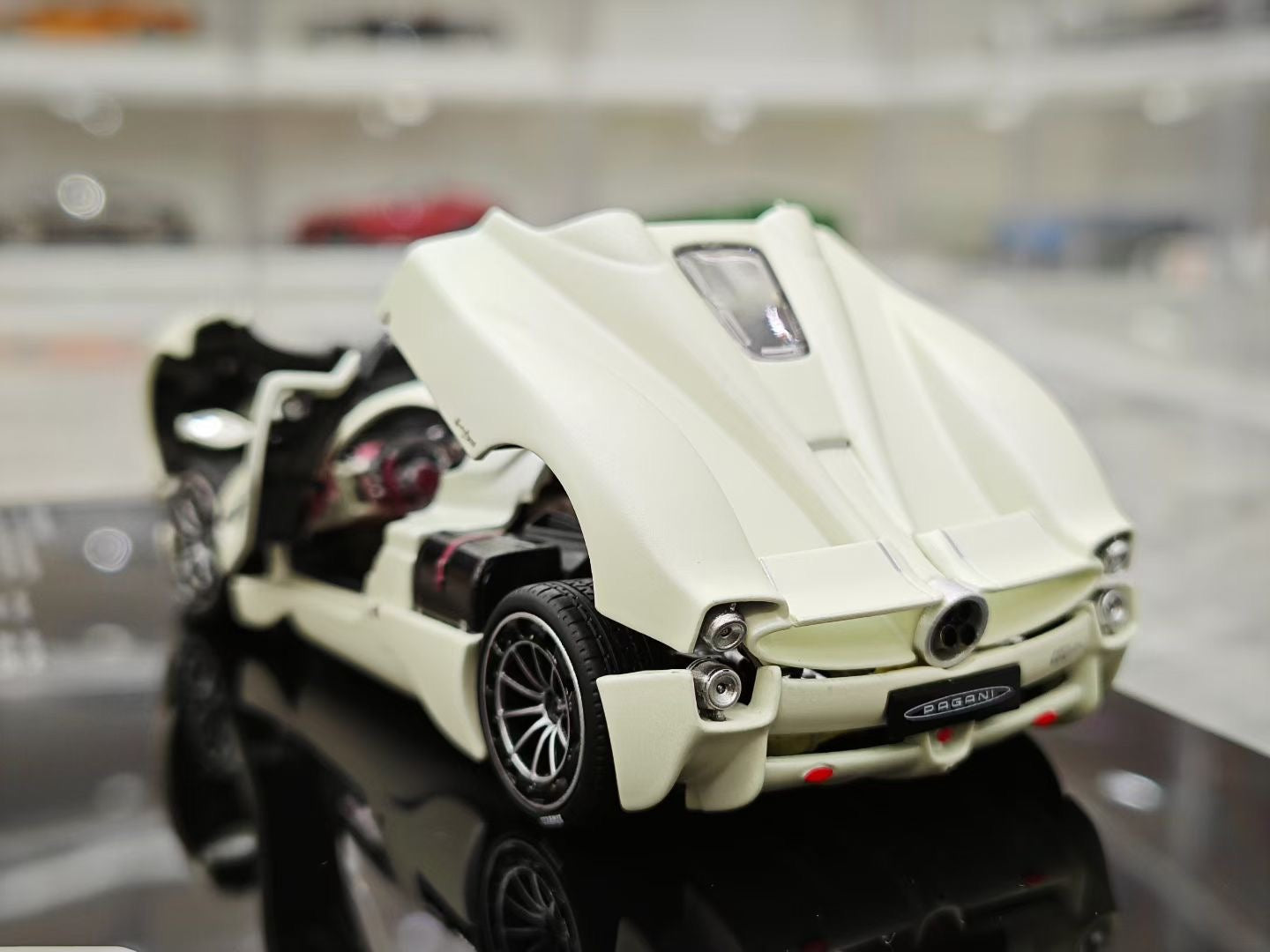 LCD 1/43 Pagani Utopia