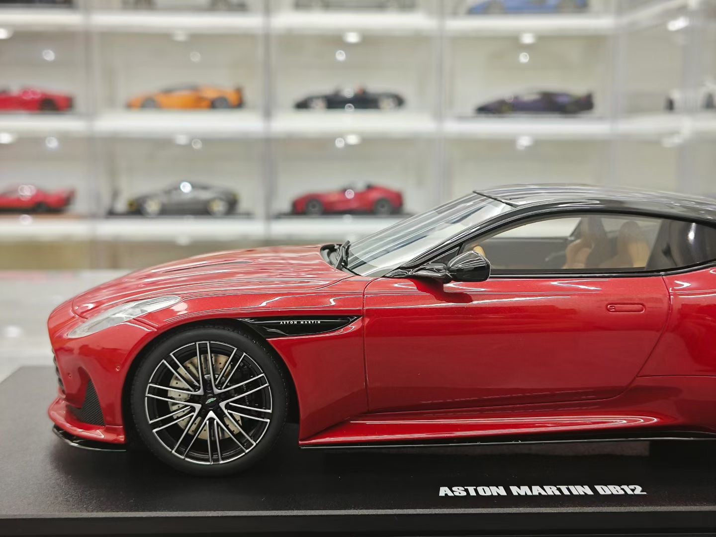 GT Spirit 1/18 Aston Martin DB12