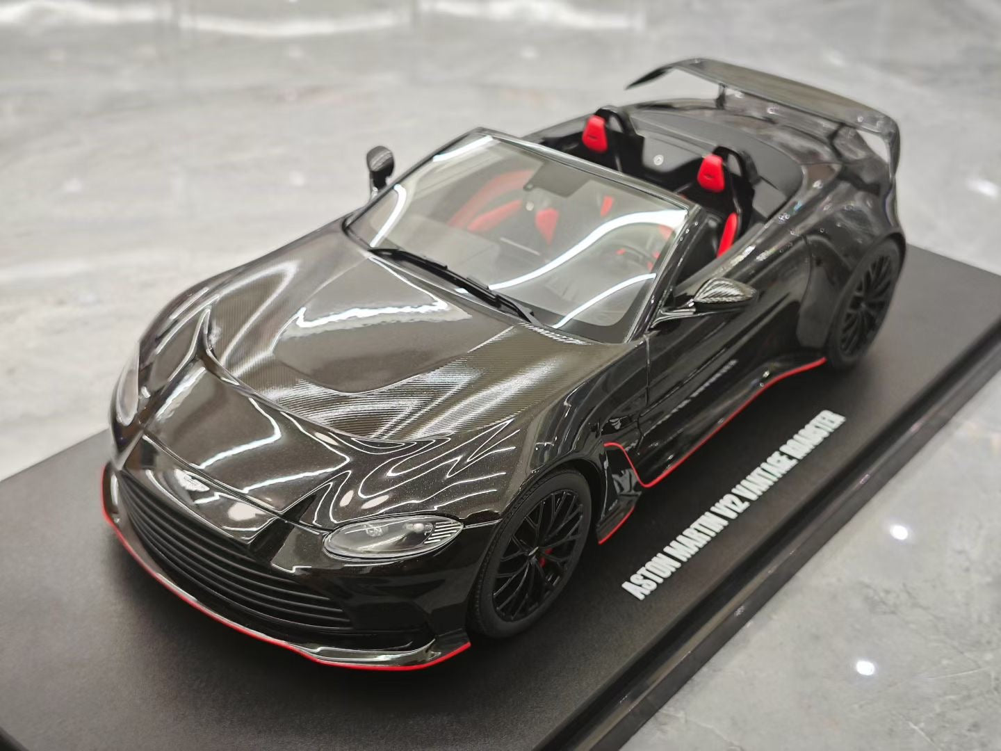 GT Spirit 1/18 Aston Martin V12