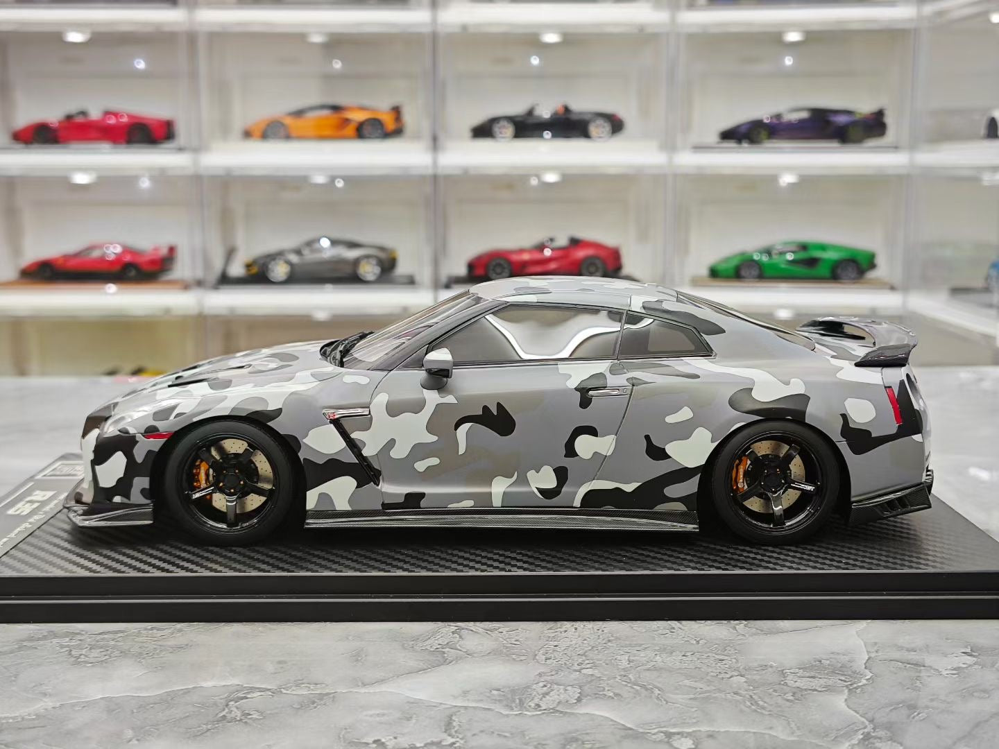 One model 1/18 Nissan GT-R R35