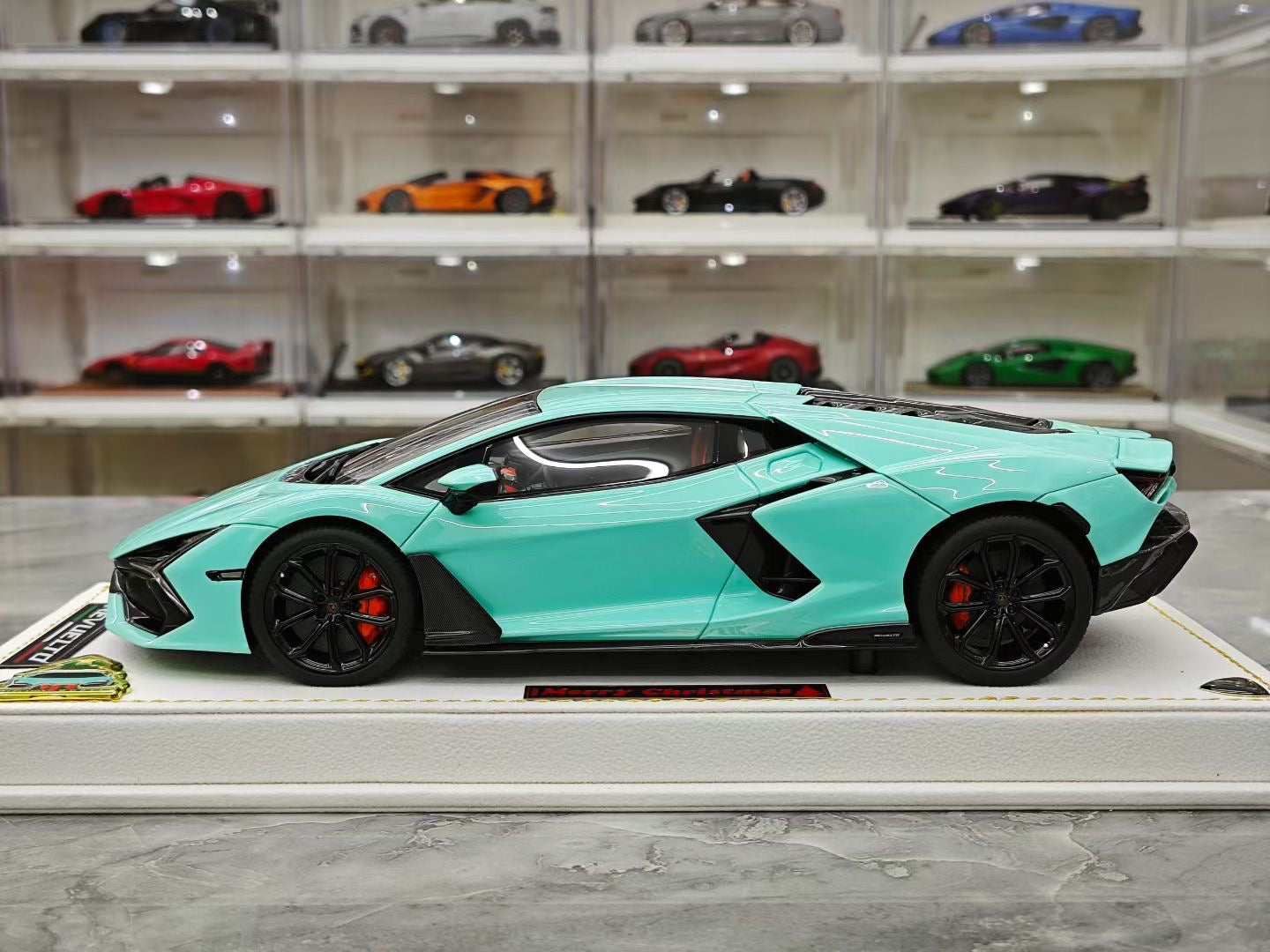 MR 1/18 Lamborghini Revuelto (Christmas Edition)