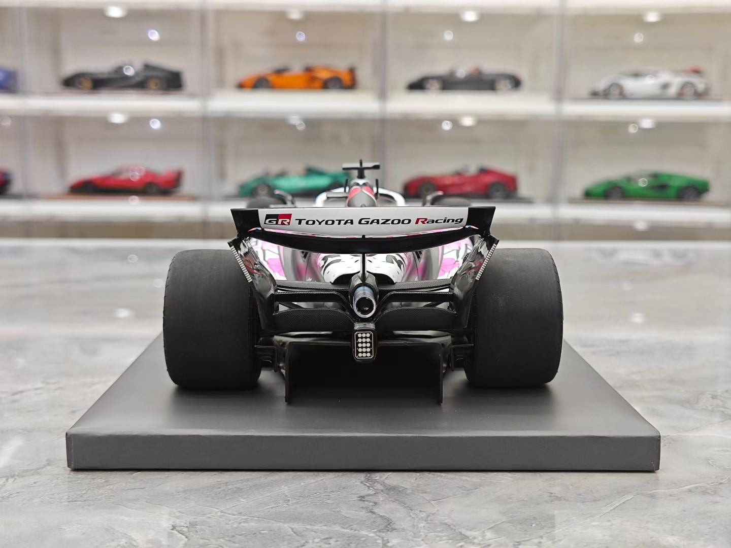 Minichamps 1/18 2025 Japan Station Haas VF-25 Ocon Resin F1