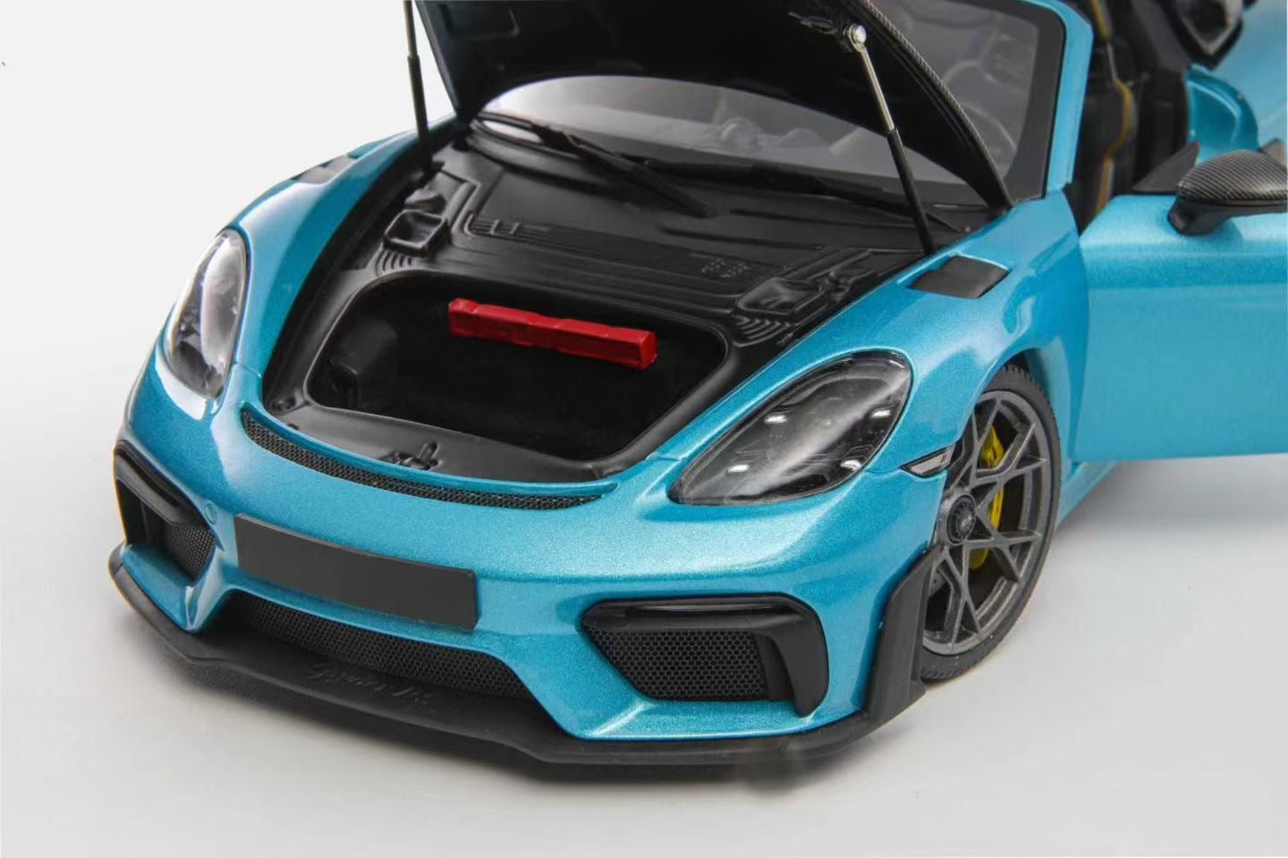 The Minichamps 1/18 Porsche 718 Sypder RS in Ipanema Blue is now available! Featuring numerous improvements over the standard model, the custom model comes in a gift box and is limited to just 300 units.