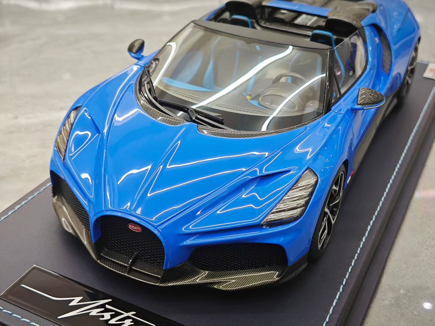 MR 1/18 Bugatti W16 Mistral Convertible