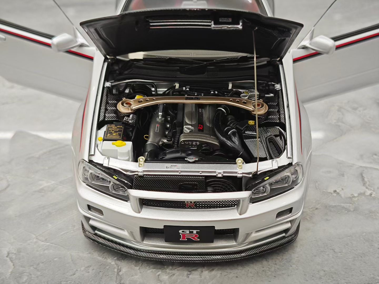 MOTORHELIX 1/18 Nissan GTR R34 Skyline