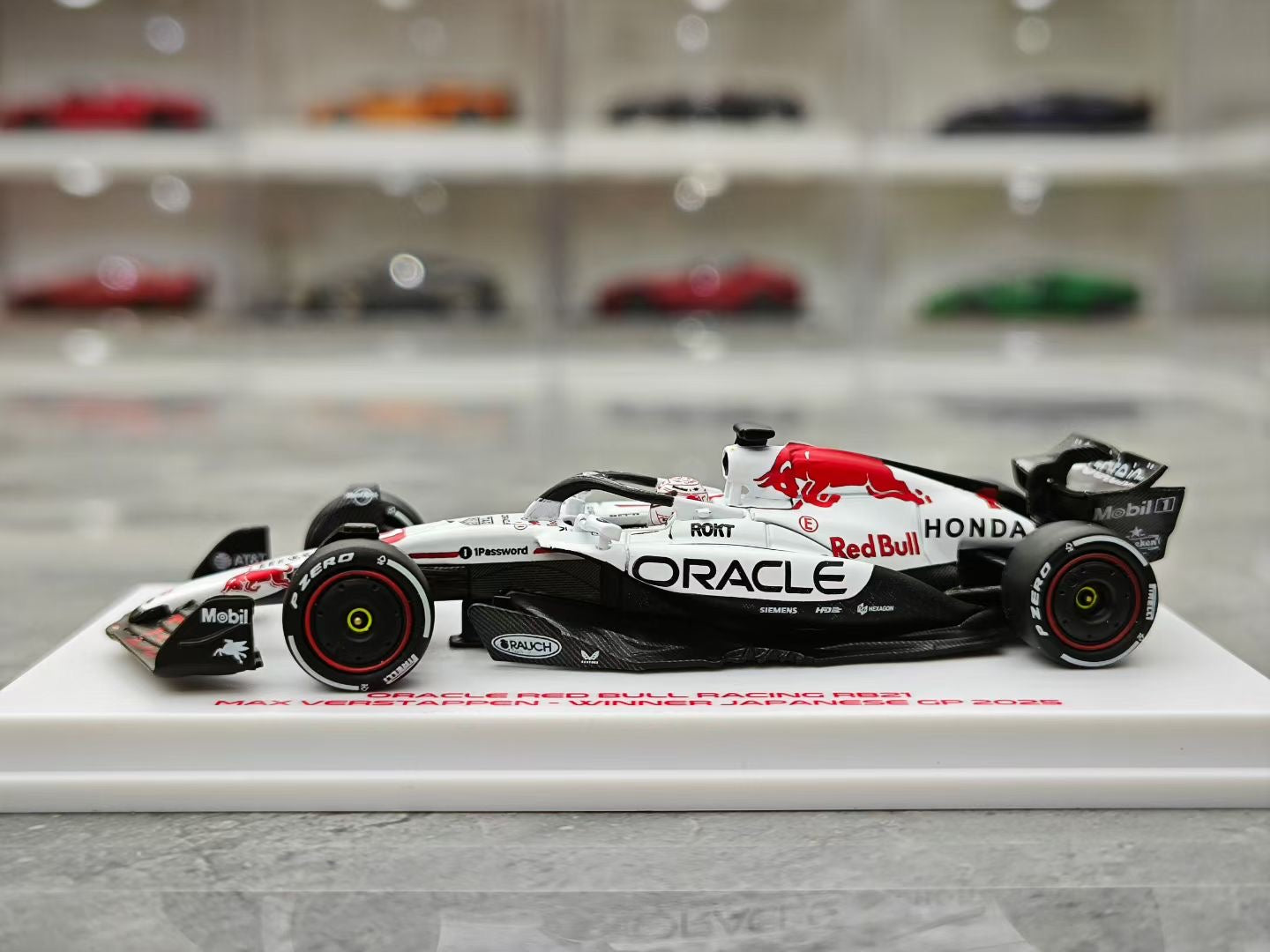 Minichamps 1/64 2025 Japanese Grand Prix Max Verstappen RB21 F1 Victory Model