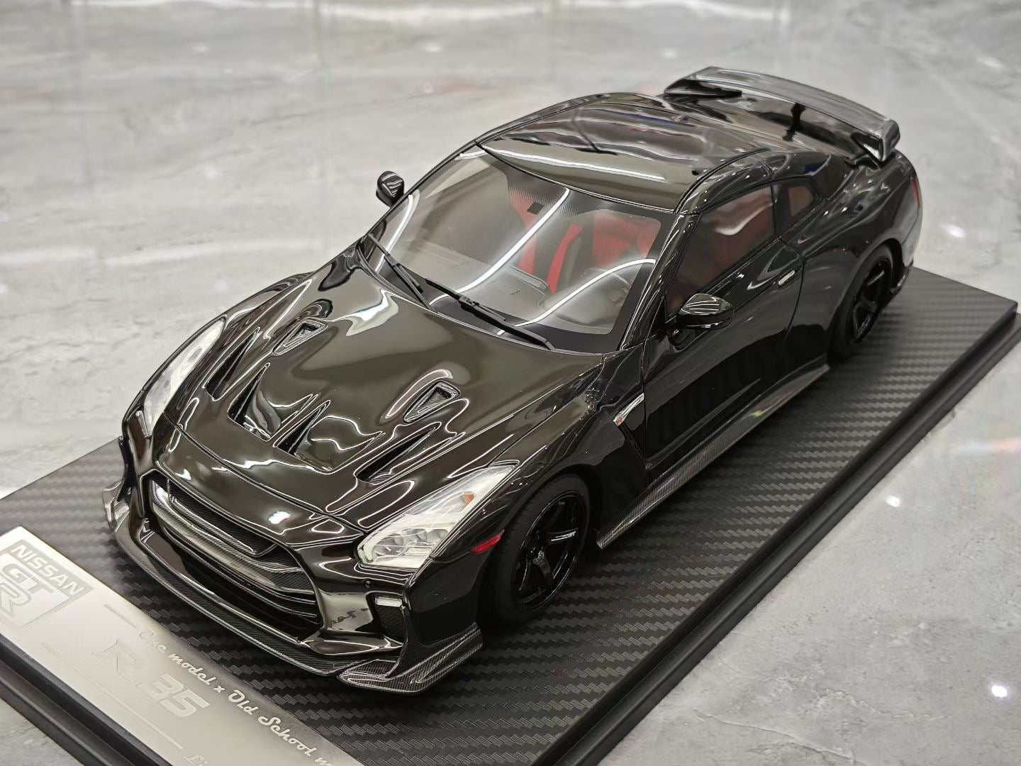 One model 1/18 Nissan GT-R R35