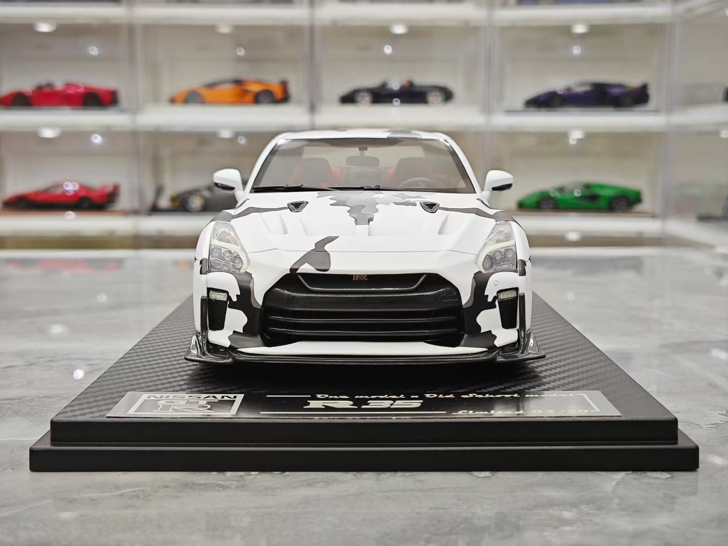 One model 1/18 Nissan GT-R R35
