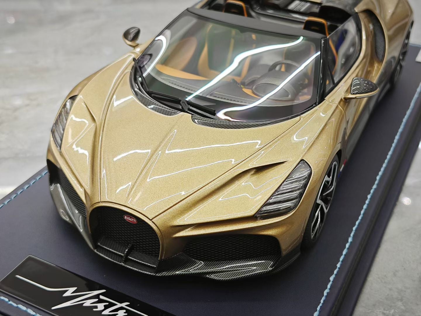 MR 1/18 Bugatti W16 Mistral Convertible