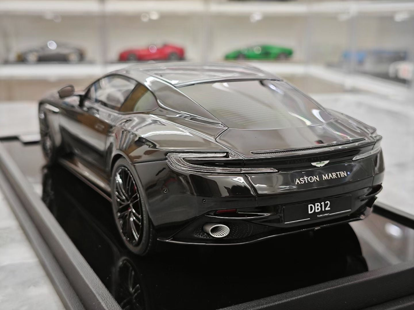 MH 1/18 Aston Martin DB12 COUPE