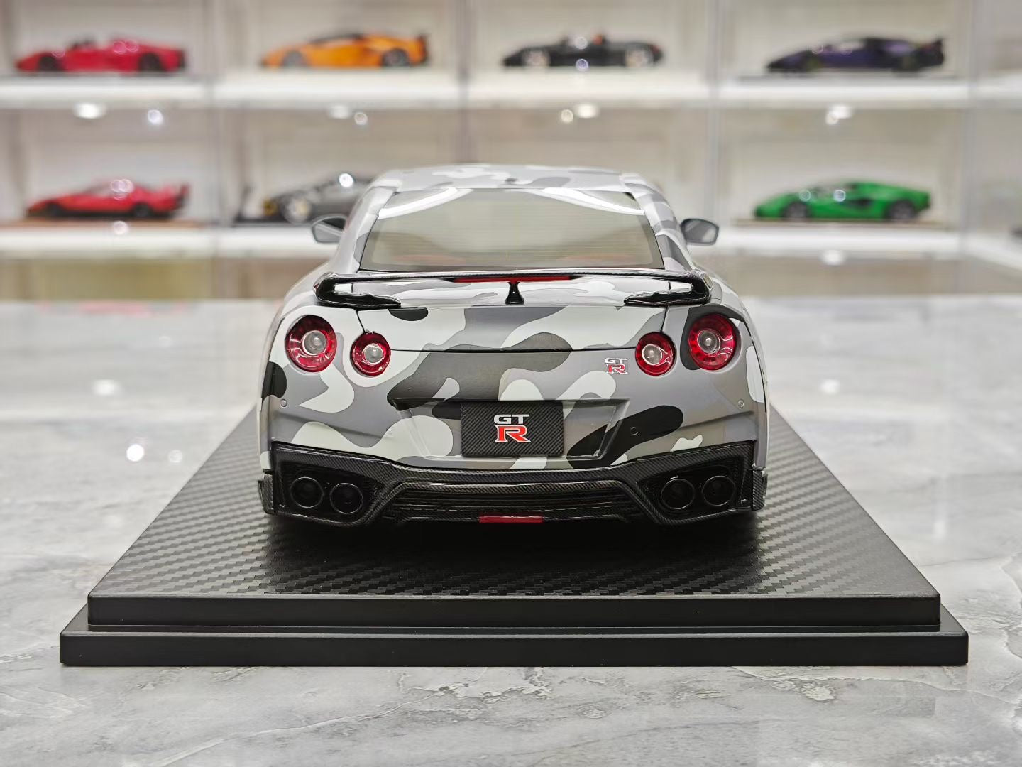 One model 1/18 Nissan GT-R R35