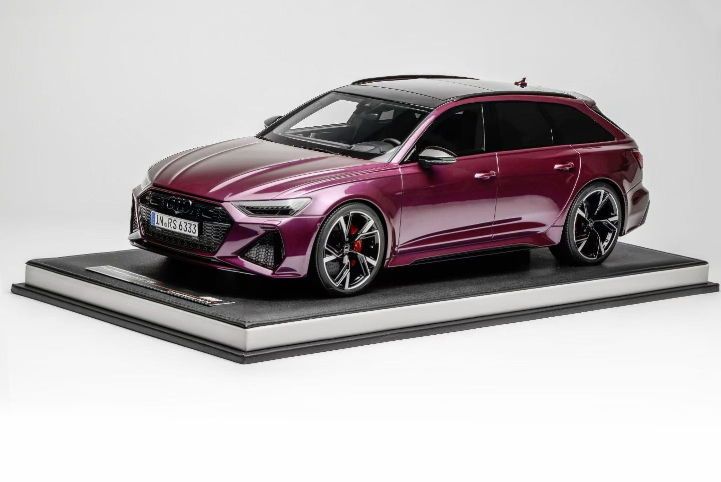 MOTORHELIX 1/12 Audi RS6 Avant 2021 (C8) resin car model