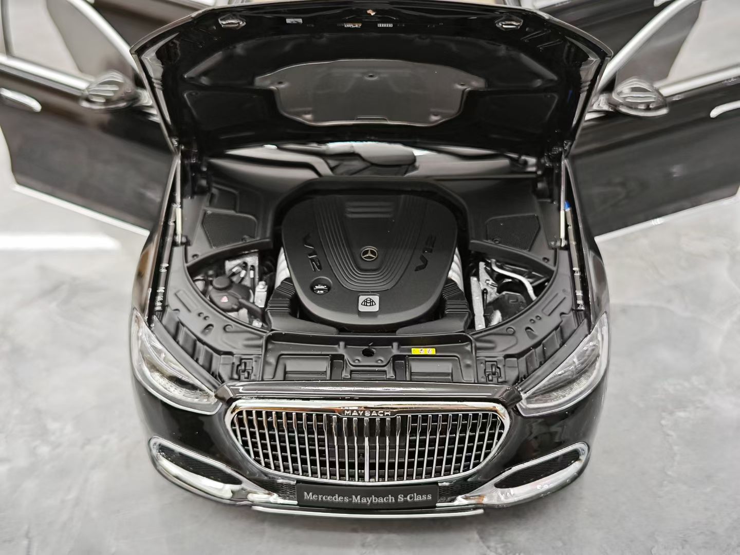 AR 1/18 Mercedes-Benz Maybach S-Class S680S