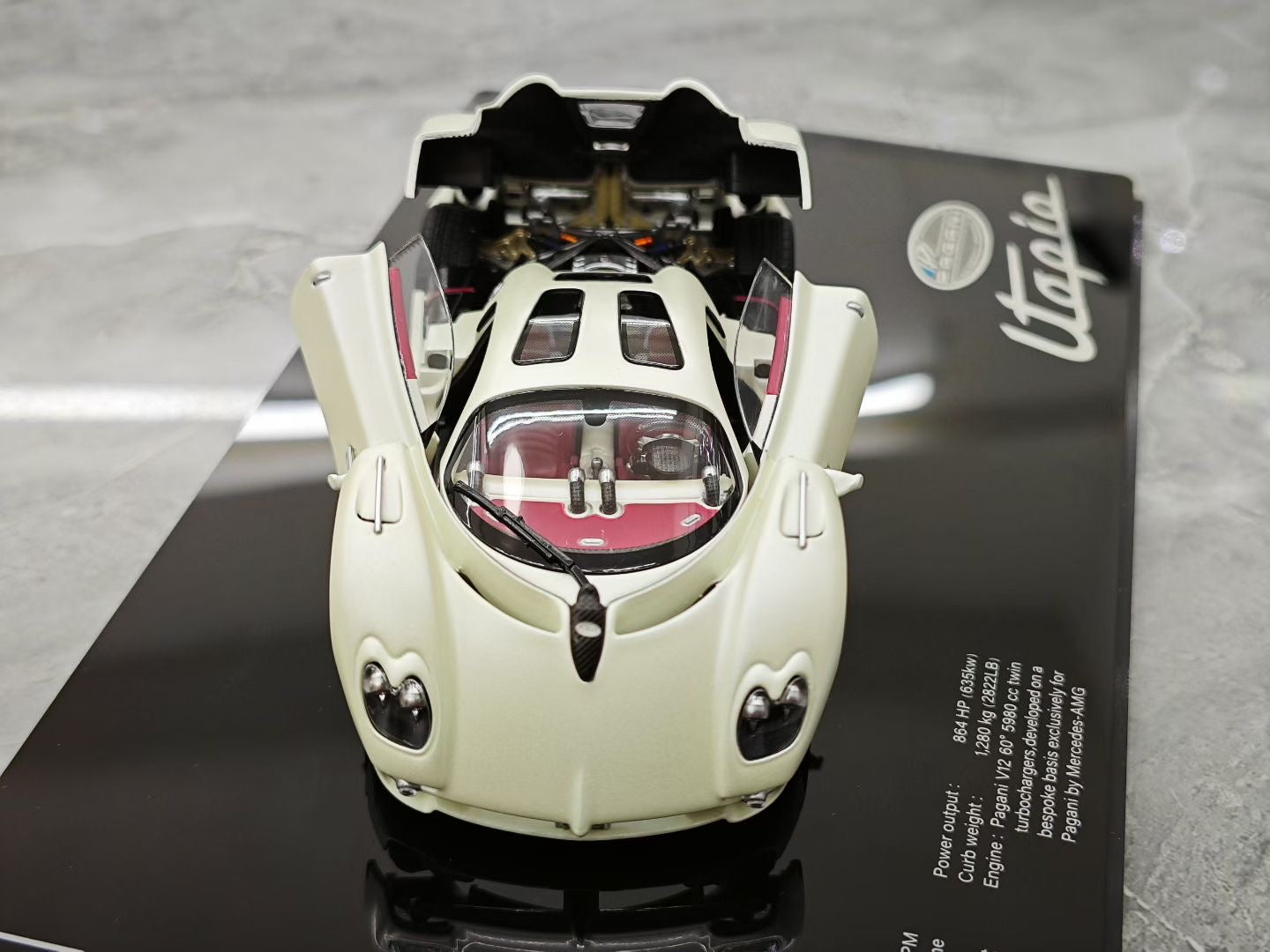 LCD 1/43 Pagani Utopia