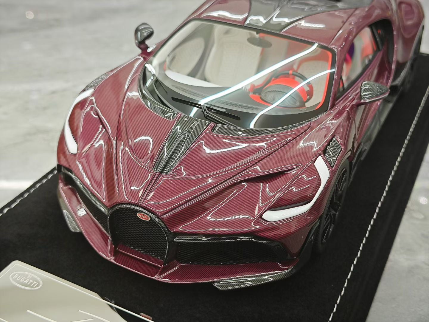 HH Model 1/18 Bugatti Divo Supercar