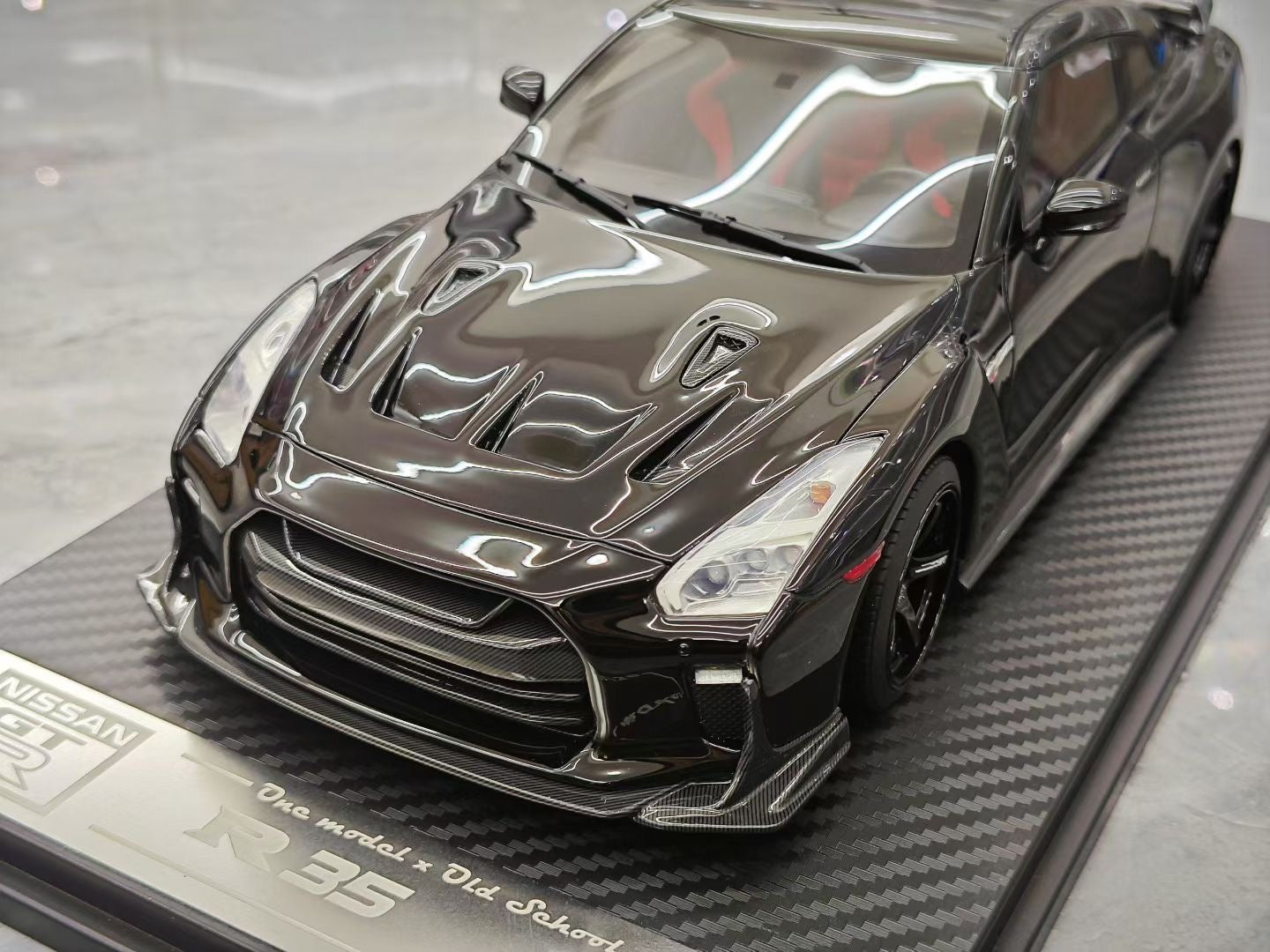 One model 1/18 Nissan GT-R R35